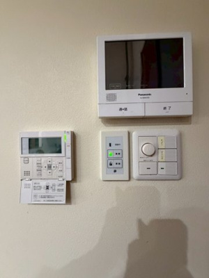【防犯設備】 | 旭区今市１丁目中古戸建 | リモコン類が集約されたスペース。モニタ付きインターホン、床暖房などが操作できます。