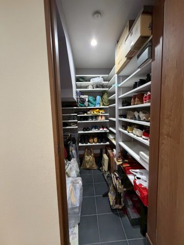 旭区今市１丁目中古戸建の居間・リビング|玄関のシューズインクローク。2世帯暮らしでも十分な収納力があります。