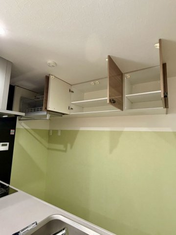 旭区今市１丁目中古戸建のキッチン|キッチン本体に加え、吊り戸棚の収納も充実！