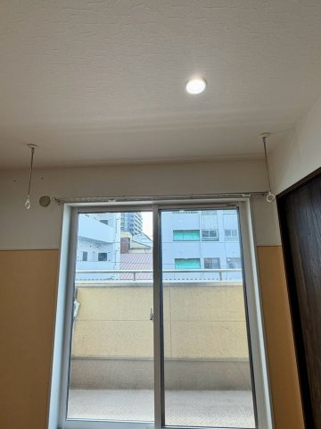 旭区今市１丁目中古戸建の洋室|3階洋室（約6.3帖）：室内干しも快適に行えるホスクリーンがあります。梅雨や花粉の季節に大活躍の設備です。