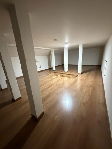 旭区今市１丁目中古戸建の収納|3階の廊下からアクセスできる屋根裏収納。かなりの広さがあり、季節ものの家電やスーツケース、大型の荷物もスッキリ収まる大容量の屋根裏収納。住空間を広々と活用できそうです。