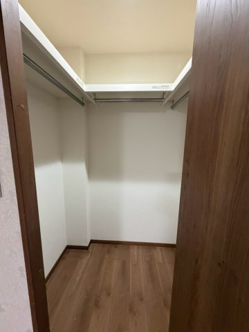 旭区今市１丁目中古戸建の収納|洋室6.0帖側の収納スペース。たっぷりの収納力と、お洋服の管理のしやすさで人気のウォークインクローゼットです。