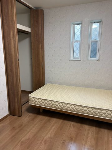 旭区今市１丁目中古戸建の洋室|洋室約5.8帖側には、通常のクローゼット収納があります。