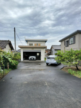 【土地200坪超】土佐市宇佐町宇佐　中古一戸建ての駐車場|普通車＋軽自動車も駐車可能な、ゆとりのカースペース