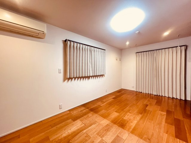 【洋室】 | 練馬区貫井３丁目　中古戸建て | 開放感と明るさを感じられ、心地よい陽射しが差し込む快適な空間