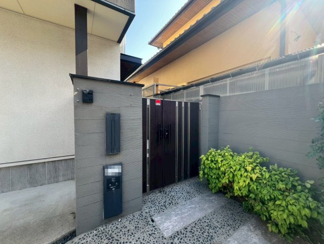 【エントランス】 | 練馬区貫井３丁目　中古戸建て | 上質感あふれるエントランスが住まいの第一印象を演出します