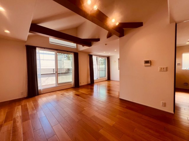 【居間・リビング】 | 練馬区貫井３丁目　中古戸建て | 広々とした開放感あふれるLDKで、家族団らんの時間を快適に