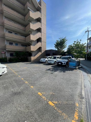 ショーシコン壱番館の駐車場