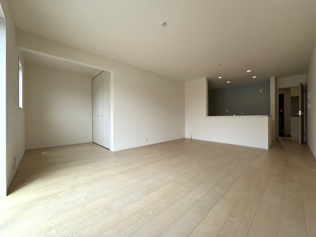 白鳥町 3号棟の居間・リビング|約16帖のリビングからはキッチンも見え家族とのコミュニケーションが弾みそうです♪
