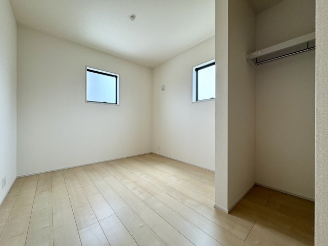 白鳥町 3号棟の洋室|窓が2つあり換気も良く収納部屋としてもお使いいただけます。
