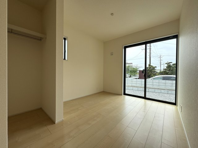 白鳥町 3号棟の洋室|大きな窓がある洋室は日当たりも良く明るいです！