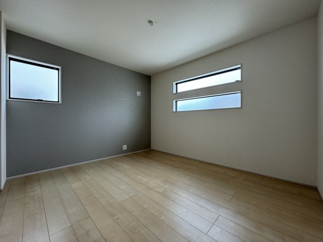 白鳥町 3号棟の洋室|シックな色合の洋室は主寝室としてお使いいただけるお部屋です。