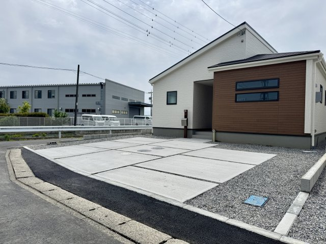 白鳥町 3号棟|建物前には駐車場が完備されており車種にもよりますが3台以上駐車可能です。