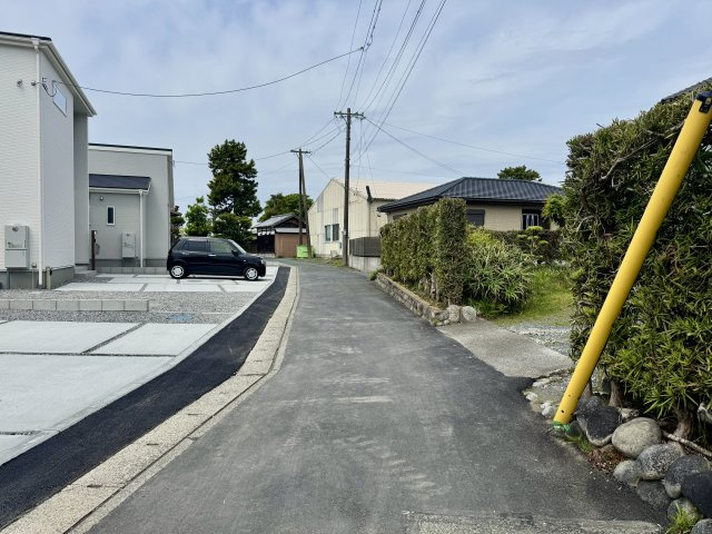 白鳥町 3号棟の前面道路含む現地写真|前面道路を東側から西向きに撮影しました。