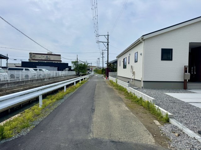 白鳥町 3号棟の前面道路含む現地写真|前面道路を北側から南向きに撮影しました。