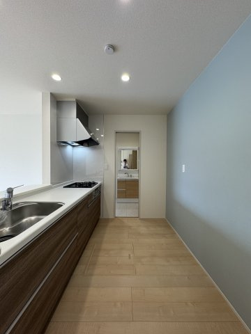 白鳥町 3号棟のキッチン|スペースに余裕があり勝手口もありますのでごみ出しに行く際も便利ですよね☆