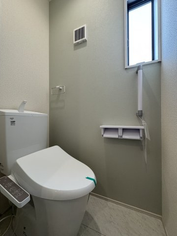 白鳥町 3号棟のトイレ|トイレには手すりや窓がついております。
