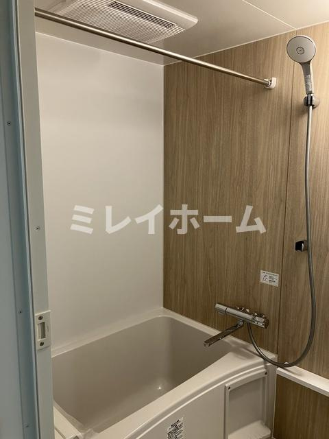 ストライプス東大井の浴室