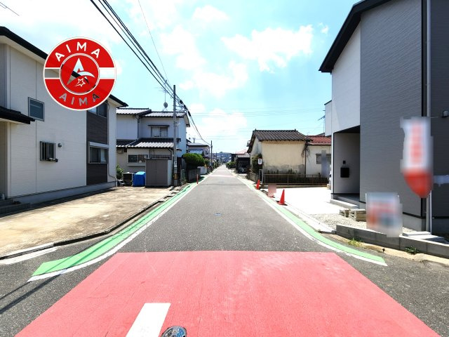 糟屋郡新宮町夜臼3丁目第2-1棟（1号棟）　の前面道路含む現地写真|前面道路は閑静な住宅地をはしる車通りの少ない道路。お車の出し入れが苦手なママや小さなお子様にも安心ですね。しっかり舗装もされているので、ベビーカーや自転車で通っても快適に通行できます。