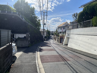 【周辺】 | 王禅寺西２丁目　土地 | 坂の上から見下ろす、開放感のある眺望。