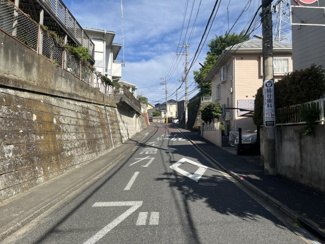 【周辺】 | 王禅寺西２丁目　土地 | 物件へと続く、閑静な住宅街の坂道。交通量が少なく、落ち着いた環境です。