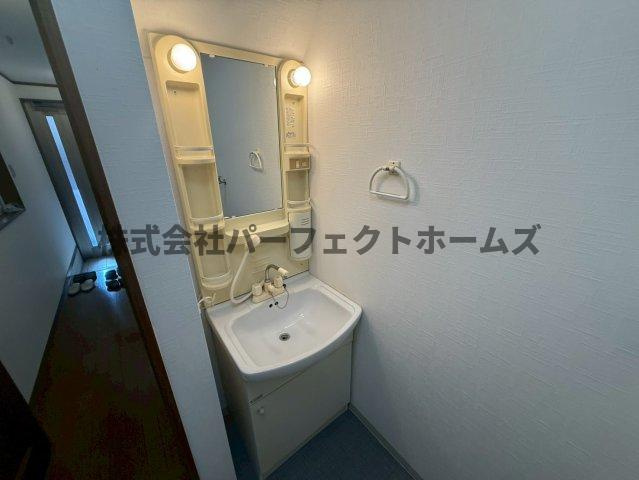 招提南町1丁目戸建　賃貸の独立洗面台|朝の支度にも助かる、独立の洗髪洗面化粧台