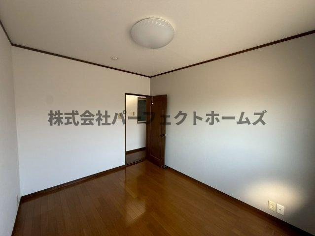 招提南町1丁目戸建　賃貸の洋室|落ち着いた色調の洋室です