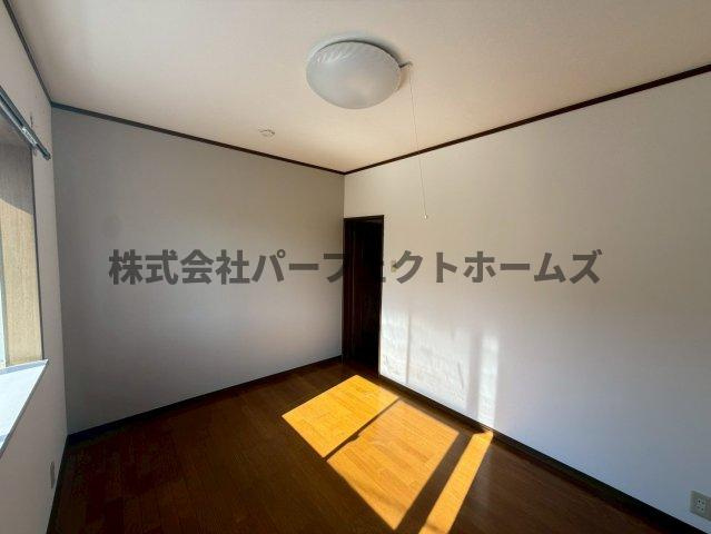 招提南町1丁目戸建　賃貸の洋室|落ち着いた色調の洋室です