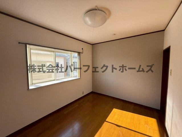 招提南町1丁目戸建　賃貸の洋室|落ち着いた色調の洋室です