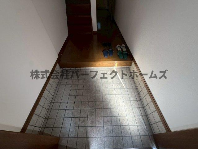 招提南町1丁目戸建　賃貸の玄関|明るい玄関です