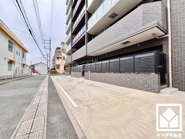 プレサンスロジェ京都城陽の駐車場