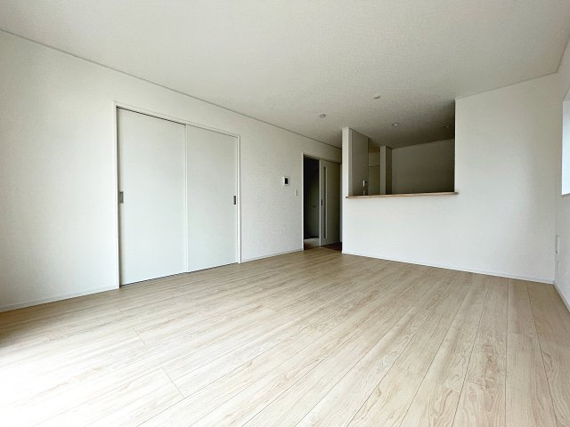 新築戸建・新築建売　郡山市大槻町第38　開成小・第一中の居間・リビング|南向きの15帖のLDKは陽当たりが良く気持ちの良い家族団らんスペースです！