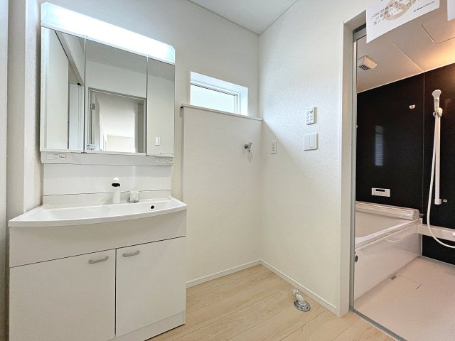 新築戸建・新築建売　郡山市大槻町第38　開成小・第一中の独立洗面台|三面鏡洗面台には収納が多く、洗面スペースがスッキリ！