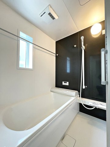 新築戸建・新築建売　郡山市大槻町第38　開成小・第一中の浴室|浴室乾燥機付きで小窓がついているので簡単に換気が可能です！洗濯物干しもできるので便利！