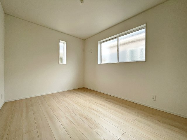 新築戸建・新築建売　郡山市大槻町第38　開成小・第一中の洋室|6帖の洋室は北側の窓から一定した柔らかい光が入り、PC作業や読書などにも最適なお部屋です！