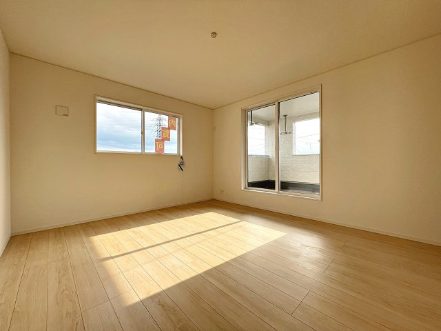 新築戸建・新築建売　郡山市大槻町第38　開成小・第一中の洋室|9.5帖の洋室はバルコニーに面しており大きな窓から日差しが入るので気持ちの良いプライベート空間です！