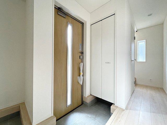 新築戸建・新築建売　郡山市大槻町第38　開成小・第一中の玄関|大容量のシューズボックスがあり収納豊富な玄関スペース。玄関ドアから日差しが入り明るいです！