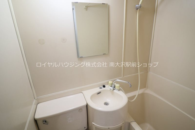 ゆったりとスペースのある洗面所