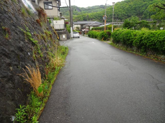 【前面道路含む現地写真】 | 川西市緑が丘1丁目22の2　建築条件無土地