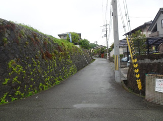 【前面道路含む現地写真】 | 川西市緑が丘1丁目22の2　建築条件無土地