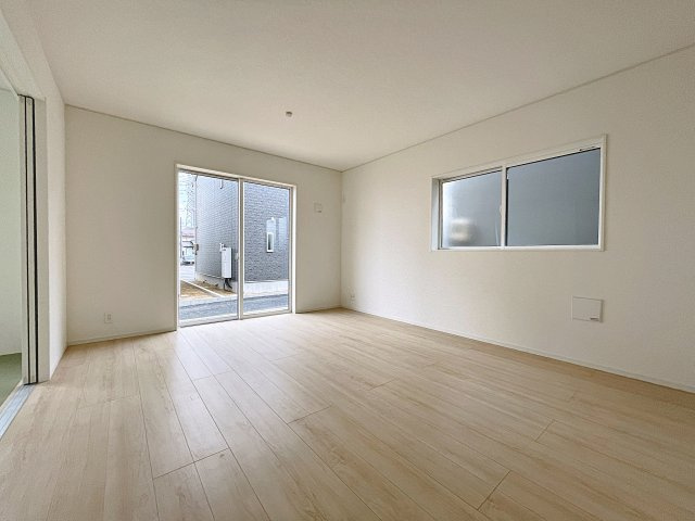 新築戸建・新築建売　郡山市大槻町第38　開成小・第一中の居間・リビング|南側の大きな窓から日差しが入り明るいリビングはご家族皆さんの憩いの場です！