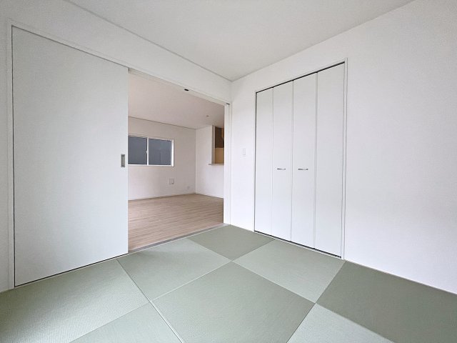 新築戸建・新築建売　郡山市大槻町第38　開成小・第一中の独立洗面台|三面鏡洗面台で朝の身支度もしやすい＆収納力も◎洗面台に物を置かずすっきり清潔に保つことができます！