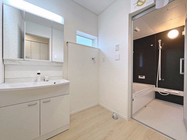 新築戸建・新築建売　郡山市大槻町第38　開成小・第一中のトイレ|白を基調としており小窓で換気ができるので清潔感のある空間。ペーパーホルダーが2つあるのも便利です！