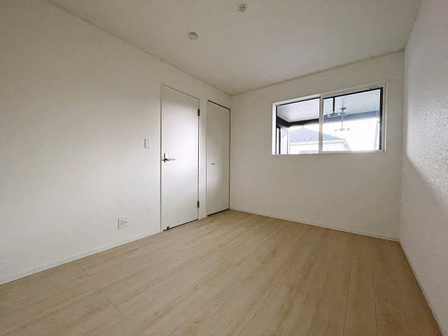 新築戸建・新築建売　郡山市大槻町第38　開成小・第一中の洋室|6帖の洋室は自然光が長時間入る2面採光で明るく気持ちの良いプライベート空間です！