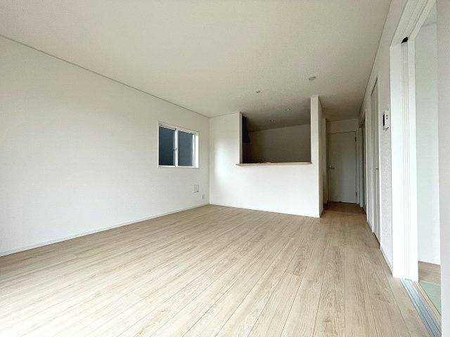 新築戸建・新築建売　郡山市大槻町第38　開成小・第一中の居間・リビング|太陽の日差しが気持ちの良いリビングは広々としているので家具を設置してもゆとりがあります！
