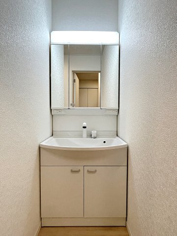 新築戸建・新築建売　郡山市大槻町第38　開成小・第一中の独立洗面台|三面鏡洗面台で朝の身支度もしやすく収納力も◎洗面台に物を置かずすっきり清潔に保つことができます！