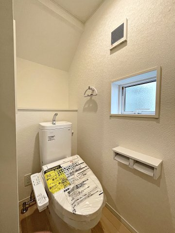 新築戸建・新築建売　郡山市大槻町第38　開成小・第一中のトイレ|白を基調としており小窓で換気ができるので清潔感のある空間。ペーパーホルダーが2つあるのも便利です！