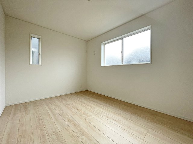 新築戸建・新築建売　郡山市大槻町第38　開成小・第一中の洋室|自然光が長時間入る2面採光で明るく気持ちの良いプライベート空間です！