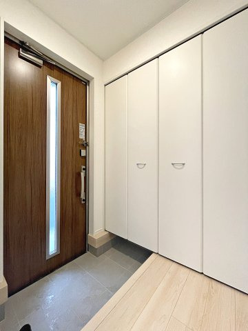 新築戸建・新築建売　郡山市大槻町第38　開成小・第一中の玄関|大容量のシューズボックスがあり収納豊富な玄関スペース。玄関ドアから日差しが入り明るいです！