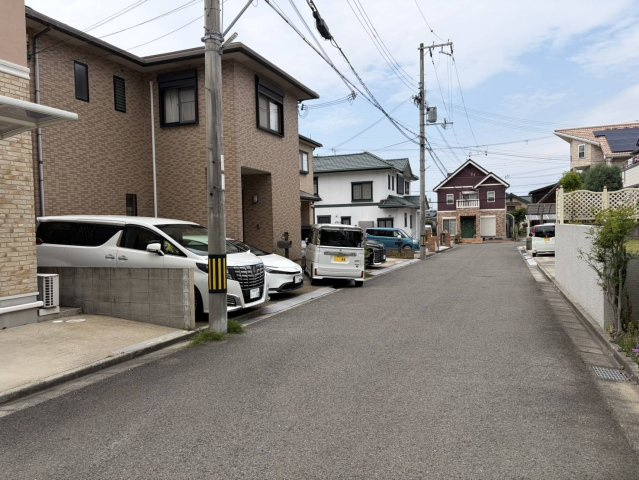 ふじと台　戸建住宅の前面道路含む現地写真
